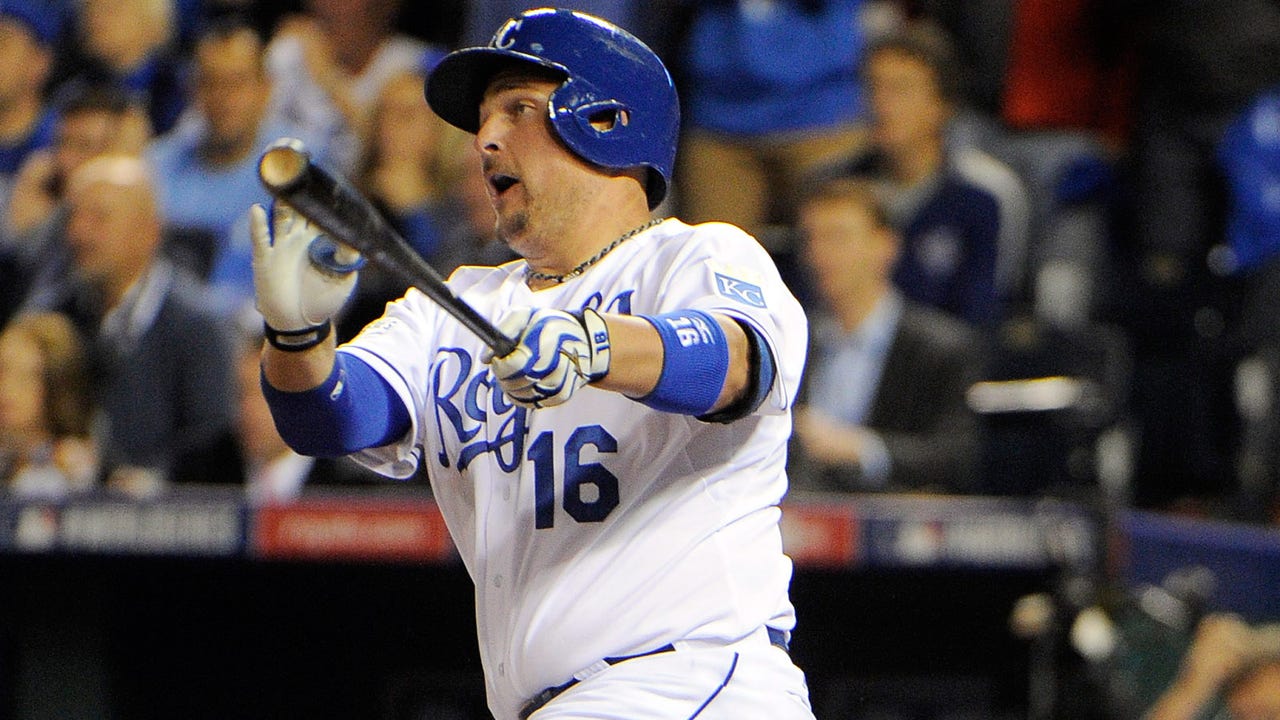 Royals clobber Giants 7-2 to even World Series